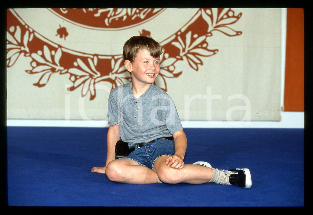 1997 Micha PHILIPCHUK al Festival del cinema di VENEZIA *35mm VINTAGE SLIDE 3 Diapositiva originale d'epoca  E' SEVERAMENTE VIETATA LA RIPRODUZIONE.TUTTI I DIRITTI SONO RISERVATI.ICharta mette in vendita, sul negozio eBay e in esclusiva sul sito "icharta" il proprio archivio composto da numerose diapositive e negativi fotografici d'epoca, tutti originali e autentici.Si tratta di uno sguardo inedito sull'attualità, la politica, la vita quotidiana, il gossip e la cultura, che fotografa il cambiamento della nazione (e non solo) tra il 1890 ed il 1990 circa. Un'occasione unica per il mercato del collezionismo, che vede finalmente disponibile un archivio eccezionale per vastità, tematiche e condizioni, in un settore (il negativo fotografico e la diapositiva) di assoluta novità e dalle interessanti prospettive di investimento. CONDIZIONI:GOOD/buonoFORMATO: 34 originale e autentica 1