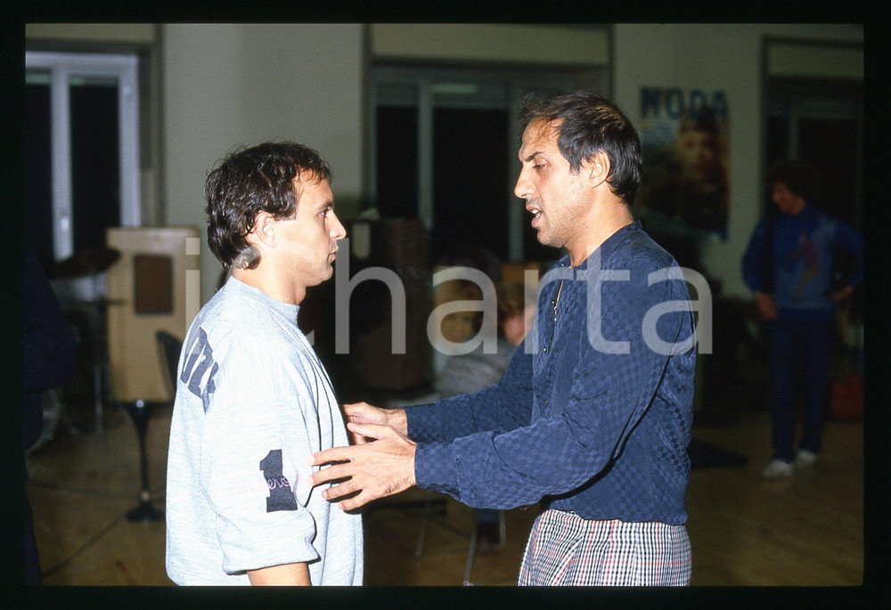 1990 ca SPETTACOLO Adriano CELENTANO e Franco MISERIA *35mm VINTAGE SLIDE 2 Diapositiva originale d'epoca  E' SEVERAMENTE VIETATA LA RIPRODUZIONE.TUTTI I DIRITTI SONO RISERVATI.ICharta mette in vendita, sul negozio eBay e in esclusiva sul sito "icharta" il proprio archivio composto da numerose diapositive e negativi fotografici d'epoca, tutti originali e autentici.Si tratta di uno sguardo inedito sull'attualità, la politica, la vita quotidiana, il gossip e la cultura, che fotografa il cambiamento della nazione (e non solo) tra il 1890 ed il 1990 circa. Un'occasione unica per il mercato del collezionismo, che vede finalmente disponibile un archivio eccezionale per vastità, tematiche e condizioni, in un settore (il negativo fotografico e la diapositiva) di assoluta novità e dalle interessanti prospettive di investimento. CONDIZIONI:GOOD/buonoFORMATO: 35mm originale e autentica 1