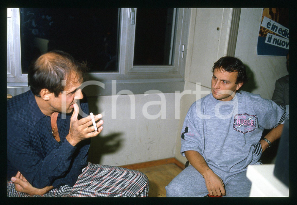 1990 ca SPETTACOLO Adriano CELENTANO e Franco MISERIA *35mm VINTAGE SLIDE Diapositiva originale d'epoca  E' SEVERAMENTE VIETATA LA RIPRODUZIONE.TUTTI I DIRITTI SONO RISERVATI.ICharta mette in vendita, sul negozio eBay e in esclusiva sul sito "icharta" il proprio archivio composto da numerose diapositive e negativi fotografici d'epoca, tutti originali e autentici.Si tratta di uno sguardo inedito sull'attualità, la politica, la vita quotidiana, il gossip e la cultura, che fotografa il cambiamento della nazione (e non solo) tra il 1890 ed il 1990 circa. Un'occasione unica per il mercato del collezionismo, che vede finalmente disponibile un archivio eccezionale per vastità, tematiche e condizioni, in un settore (il negativo fotografico e la diapositiva) di assoluta novità e dalle interessanti prospettive di investimento. CONDIZIONI:GOOD/buonoFORMATO: 35mm originale e autentica 1