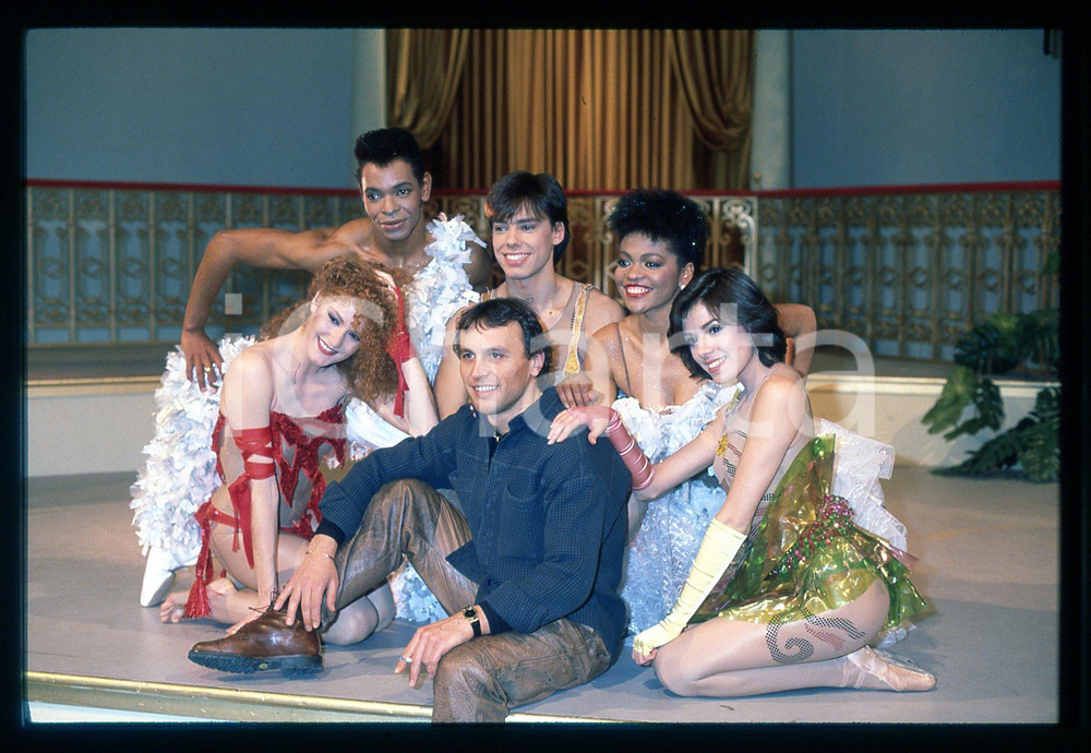 1985 ca SPETTACOLO - Franco MISERIA *35mm VINTAGE SLIDE Diapositiva originale d'epoca  E' SEVERAMENTE VIETATA LA RIPRODUZIONE.TUTTI I DIRITTI SONO RISERVATI.ICharta mette in vendita, sul negozio eBay e in esclusiva sul sito "icharta" il proprio archivio composto da numerose diapositive e negativi fotografici d'epoca, tutti originali e autentici.Si tratta di uno sguardo inedito sull'attualità, la politica, la vita quotidiana, il gossip e la cultura, che fotografa il cambiamento della nazione (e non solo) tra il 1890 ed il 1990 circa. Un'occasione unica per il mercato del collezionismo, che vede finalmente disponibile un archivio eccezionale per vastità, tematiche e condizioni, in un settore (il negativo fotografico e la diapositiva) di assoluta novità e dalle interessanti prospettive di investimento. CONDIZIONI:GOOD/buonoFORMATO: 35mm originale e autentica 1