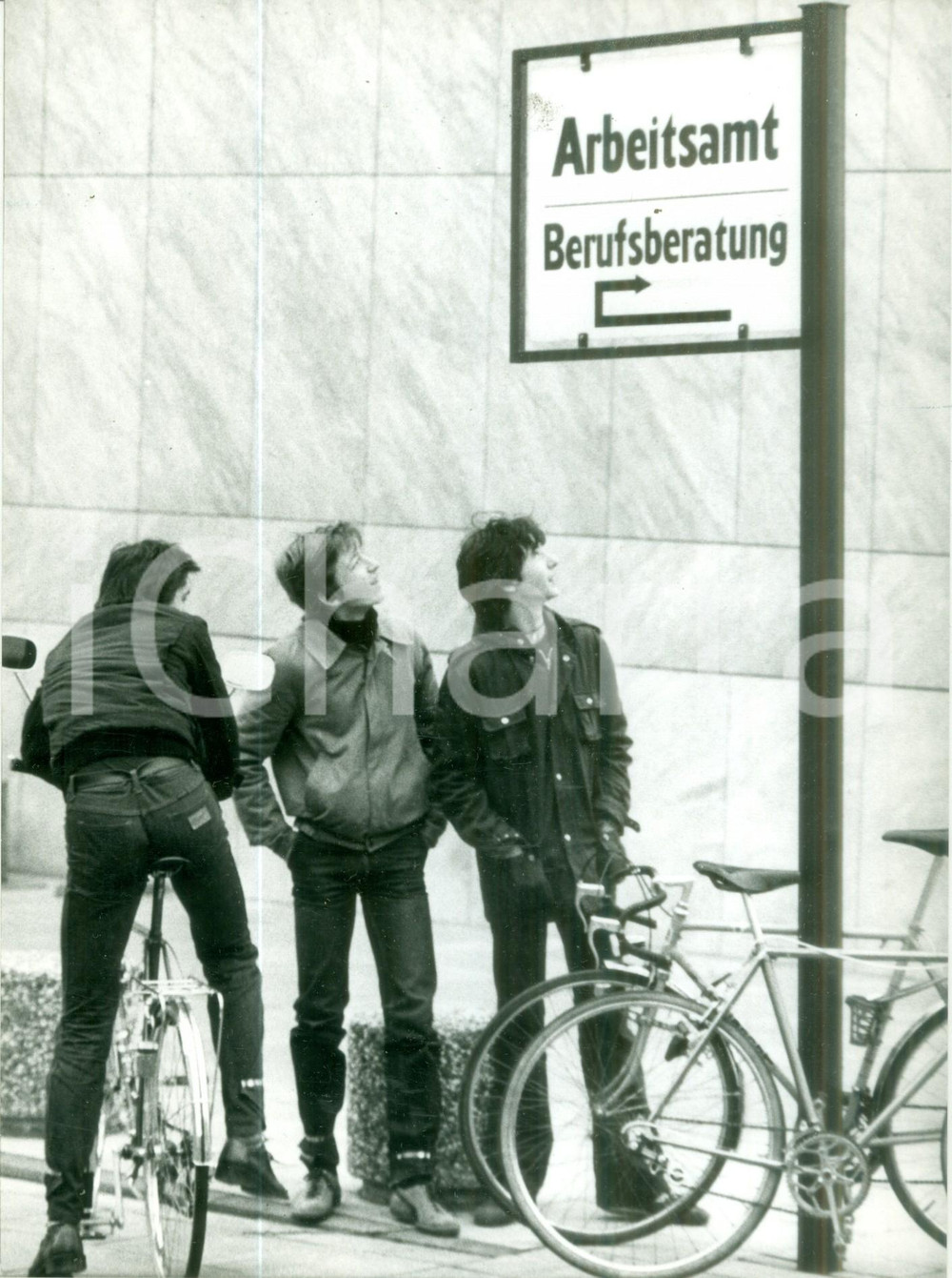 Fotografia d epoca originale 1981 KOLN Disoccupati attendono fuori dall ufficio di collocamento Foto 1