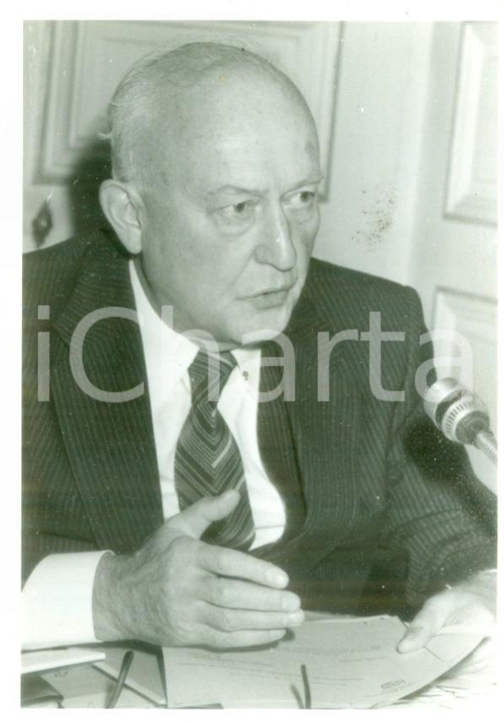 Fotografia d epoca originale 1985 ca PARIS Presidente Pierre PFLIMLIN in conferenza stampa Foto 1