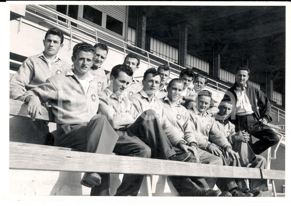 Fotografia d epoca originale 1950 ca SWITZERLAND Campionati SCI ALPINO Squadra in tribuna Foto 10x14 1