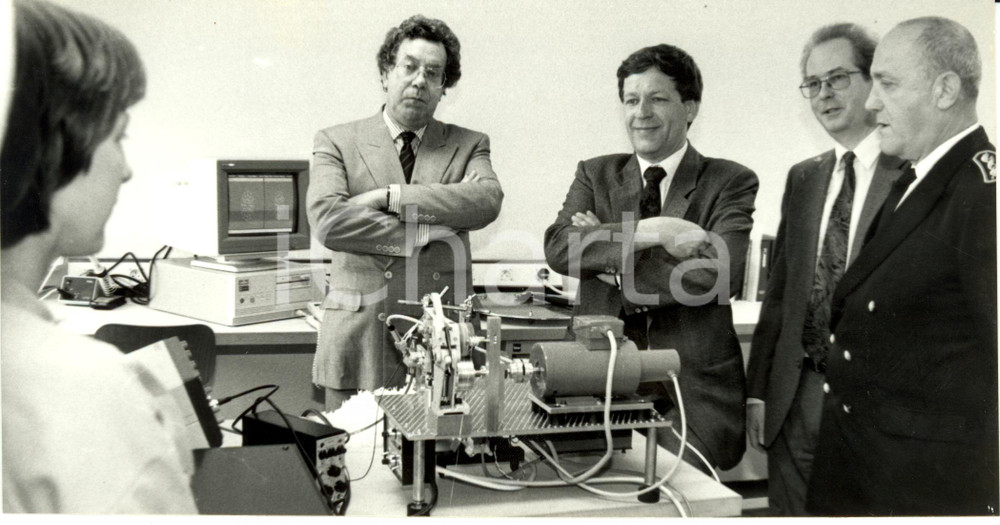Fotografia d epoca originale 1990 ALSACE F Robert CHAPUIS visita laboratori scientifici Università Foto 1
