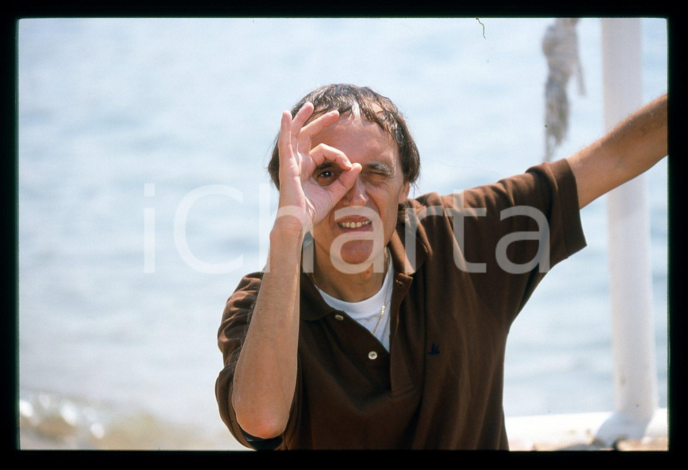 1997 CANNES Dario ARGENTO al Festival del cinema *35mm VINTAGE SLIDE 2 Diapositiva originale d'epoca  E' SEVERAMENTE VIETATA LA RIPRODUZIONE.TUTTI I DIRITTI SONO RISERVATI.ICharta mette in vendita, sul negozio eBay e in esclusiva sul sito "icharta" il proprio archivio composto da numerose diapositive e negativi fotografici d'epoca, tutti originali e autentici.Si tratta di uno sguardo inedito sull'attualità, la politica, la vita quotidiana, il gossip e la cultura, che fotografa il cambiamento della nazione (e non solo) tra il 1890 ed il 1990 circa. Un'occasione unica per il mercato del collezionismo, che vede finalmente disponibile un archivio eccezionale per vastità, tematiche e condizioni, in un settore (il negativo fotografico e la diapositiva) di assoluta novità e dalle interessanti prospettive di investimento. CONDIZIONI:FAIR/discretoFORMATO: 35mm originale e autentica 1