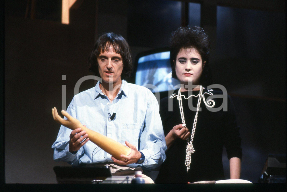 1987 RAI 2 GIALLO - Dario ARGENTO e Coralina CATALDI TASSONI *35mm VINTAGE SLIDE Diapositiva originale d'epoca  E' SEVERAMENTE VIETATA LA RIPRODUZIONE.TUTTI I DIRITTI SONO RISERVATI.ICharta mette in vendita, sul negozio eBay e in esclusiva sul sito "icharta" il proprio archivio composto da numerose diapositive e negativi fotografici d'epoca, tutti originali e autentici.Si tratta di uno sguardo inedito sull'attualità, la politica, la vita quotidiana, il gossip e la cultura, che fotografa il cambiamento della nazione (e non solo) tra il 1890 ed il 1990 circa. Un'occasione unica per il mercato del collezionismo, che vede finalmente disponibile un archivio eccezionale per vastità, tematiche e condizioni, in un settore (il negativo fotografico e la diapositiva) di assoluta novità e dalle interessanti prospettive di investimento. CONDIZIONI:FAIR/discretoFORMATO: 35mm originale e autentica 1