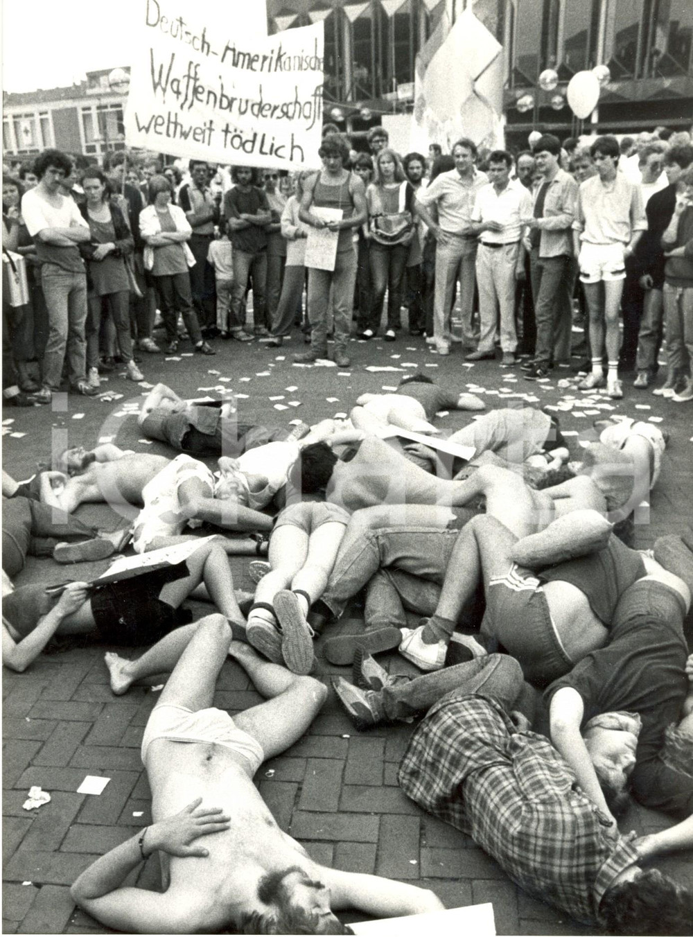 Fotografia d epoca originale 1982 BERLIN Giovani partecipano alla simulazione di un attacco nucleare Foto 1