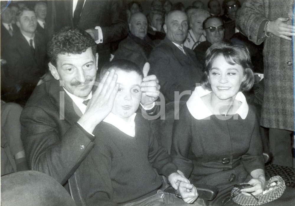 Fotografia d epoca originale 1955 ca PARIS Yves ROBERT con Danièle DELORME e il figlio JeanDenis 2 1