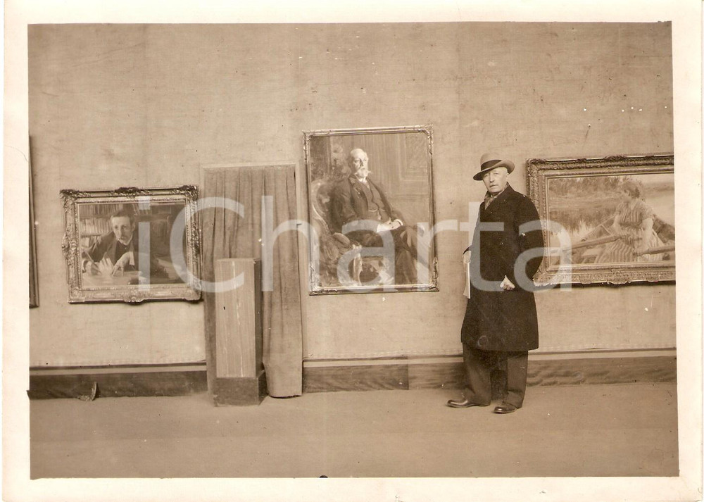 Fotografia d epoca originale 1940 ca PARIS Principe Eugenio di SVEZIA a una mostra con ritratto OSCAR II 5 1