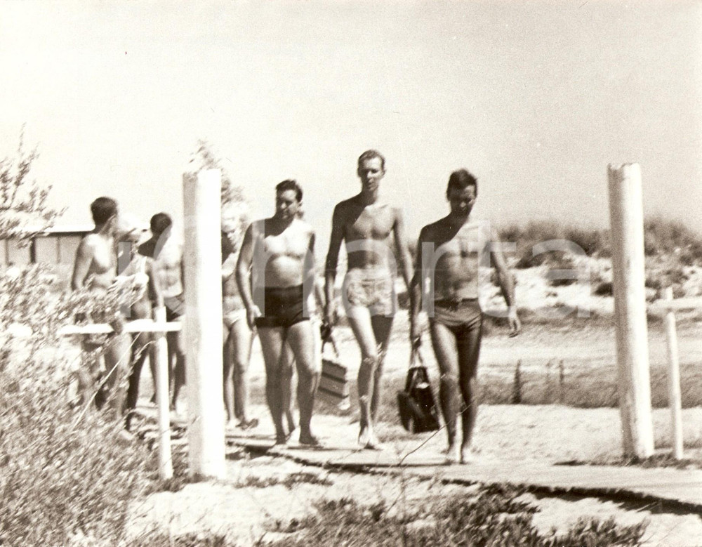 Fotografia d epoca originale 1960 ca SAINTTROPEZ Vittorio Emanuele di SAVOIA in vacanza con amici Foto 2 1