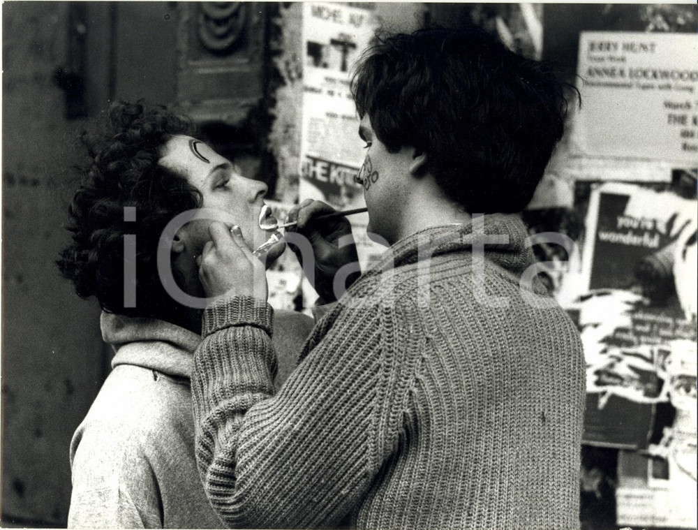 Fotografia d epoca originale 1980 NEW YORK USA Due ragazzi si truccano il volto in TIMES SQUARE Foto 3 1