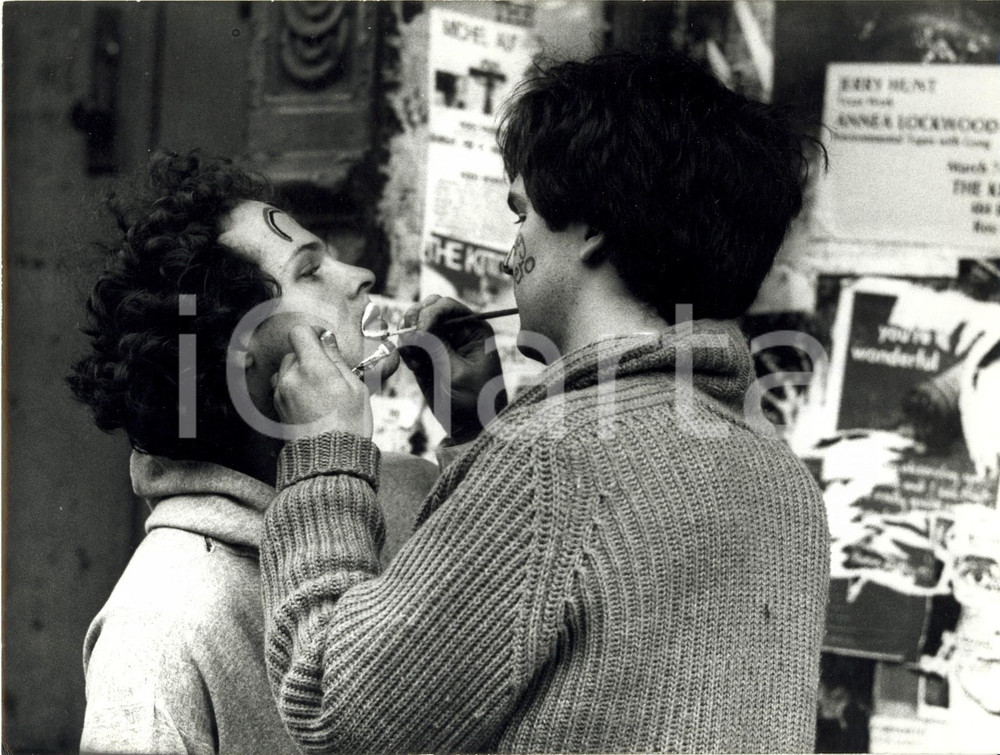Fotografia d epoca originale 1980 NEW YORK USA Due ragazzi si truccano il volto in TIMES SQUARE Foto 4 1