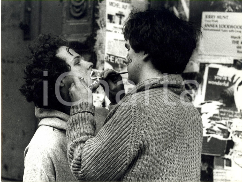 Fotografia d epoca originale 1980 NEW YORK USA Due ragazzi si truccano il volto in TIMES SQUARE Foto 2 1