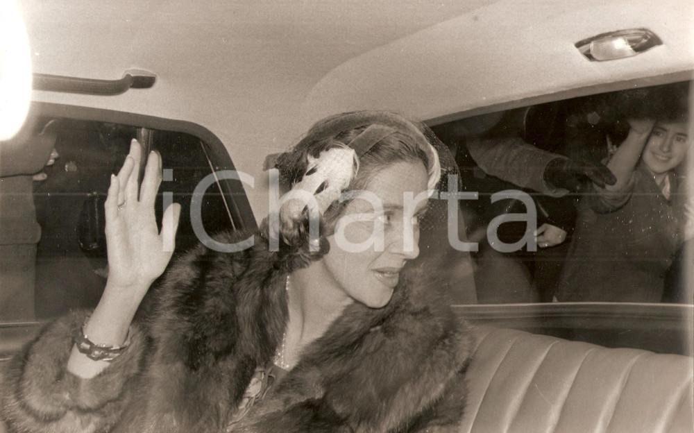 Fotografia d epoca originale 1960 MADRID Fabiola MORA Y ARAGON  saluta la folla dopo Te Deum per Baldovino 3 1