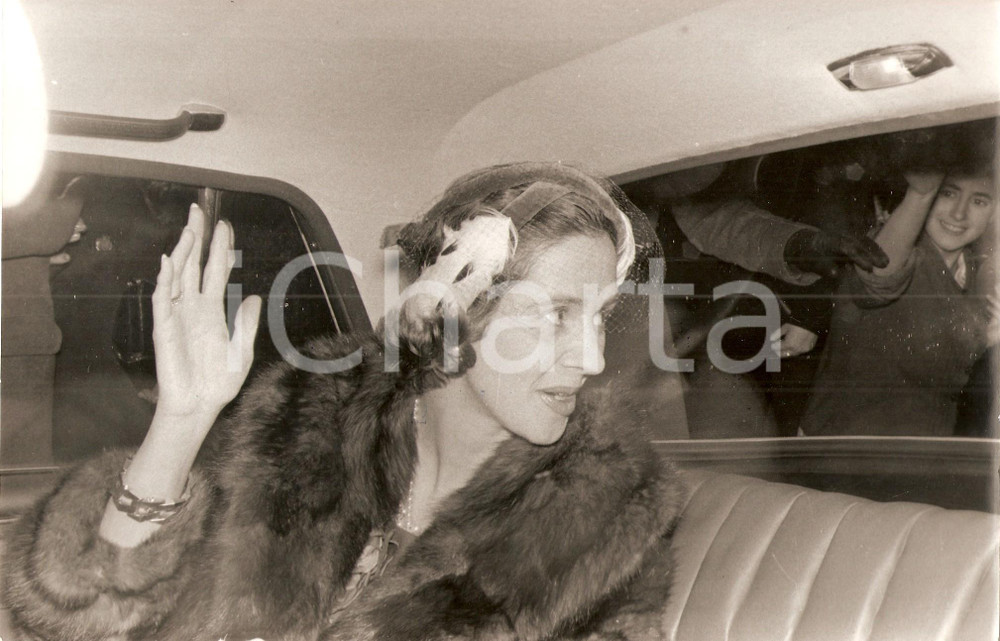 Fotografia d epoca originale 1960 MADRID Fabiola MORA Y ARAGON  saluta la folla dopo Te Deum per Baldovino 5 1