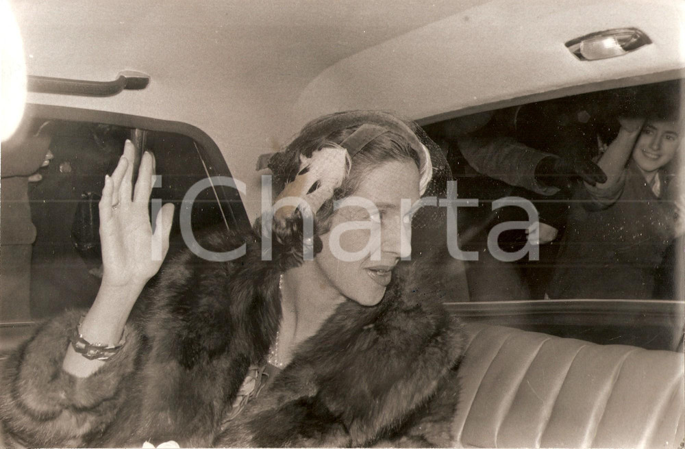 Fotografia d epoca originale 1960 MADRID Fabiola MORA Y ARAGON  saluta la folla dopo Te Deum per Baldovino 2 1