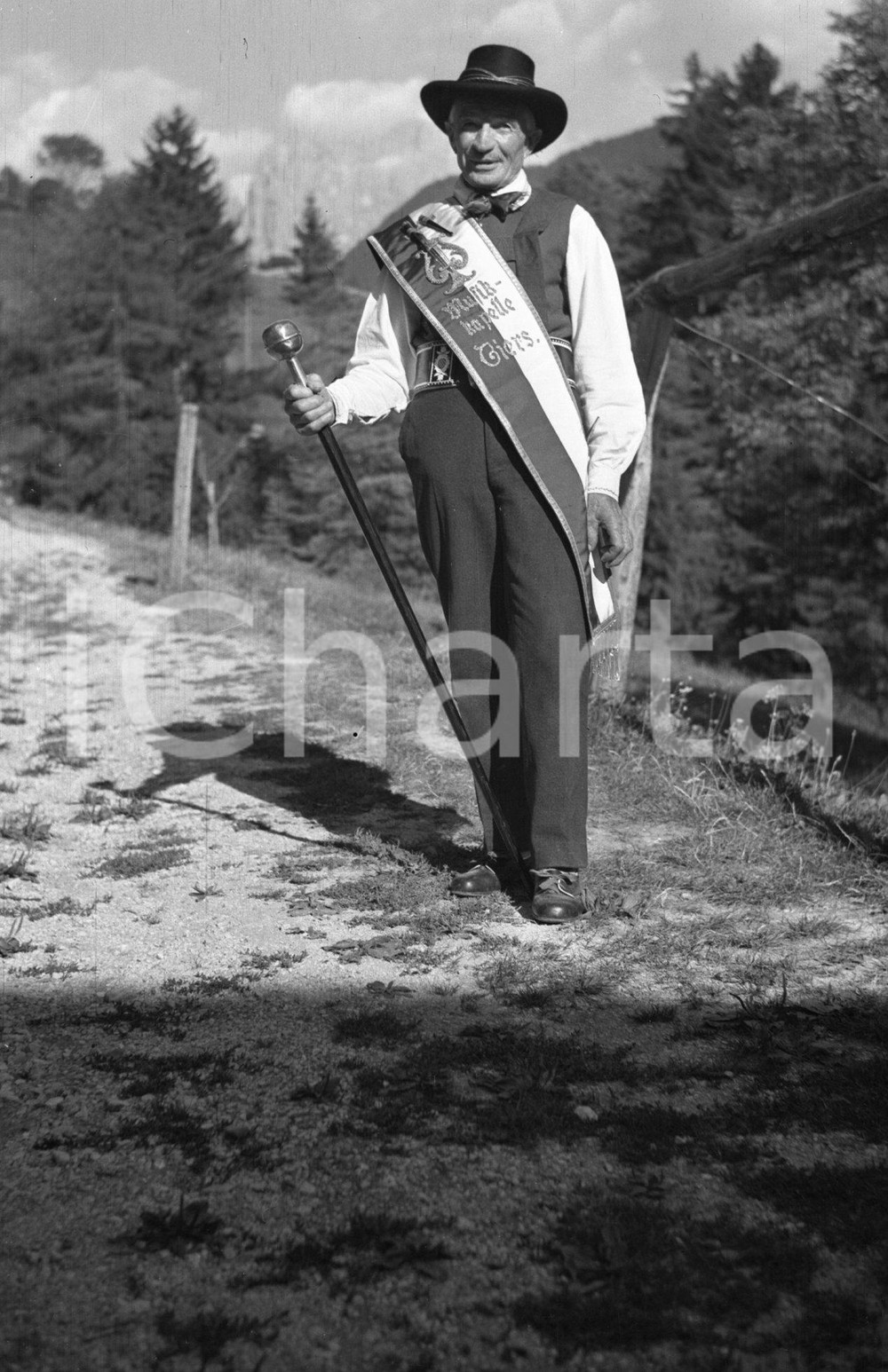 1947 TIRES (BOLZANO) Costume tradizionale NEGATIVO ORIGINALE 1 Negativo originale d'epoca in bianco e nero.Per i diritti rivolgersi a ICharta.ICharta mette in vendita, sul negozio eBay e in esclusiva sul sito "icharta" il proprio archivio composto da numerose diapositive e negativi fotografici d'epoca, tutti originali e autentici.Si tratta di uno sguardo inedito sull'attualità, la politica, la vita quotidiana, il gossip e la cultura, che fotografa il cambiamento della nazione (e non solo) tra il 1890 ed il 1990 circa. Un'occasione unica per il mercato del collezionismo, che vede finalmente disponibile un archivio eccezionale per vastità, tematiche e condizioni, in un settore (il negativo fotografico e la diapositiva) di assoluta novità e dalle interessanti prospettive di investimento. CONDIZIONI:FAIR/discretoFORMATO: cm 6 x 9 originale e autentica 1
