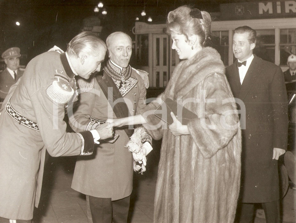 Fotografia d epoca originale 1960 ca BRUXELLES Alberto Paola del BELGIO accolti da ufficiali in alta uniforme 1