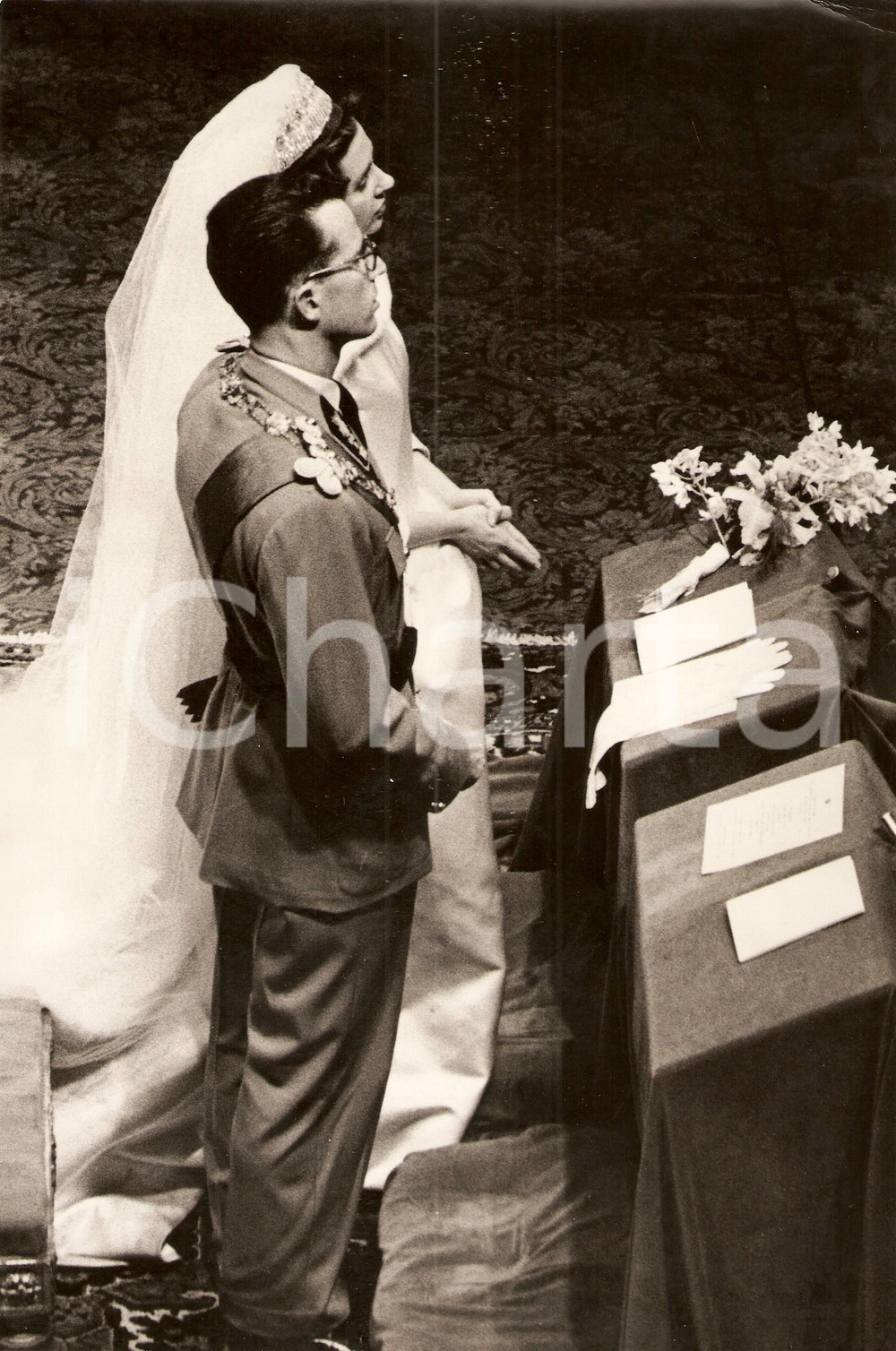 Fotografia d epoca originale 1960 BRUXELLES Re BALDOVINO e Fabiola del BELGIO durante cerimonia di nozze 1