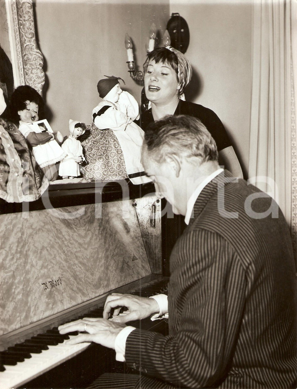 Fotografia d epoca originale 1960 ca PARIS Raymond LEGRAND suona per la moglie Colette RENARD Foto 1