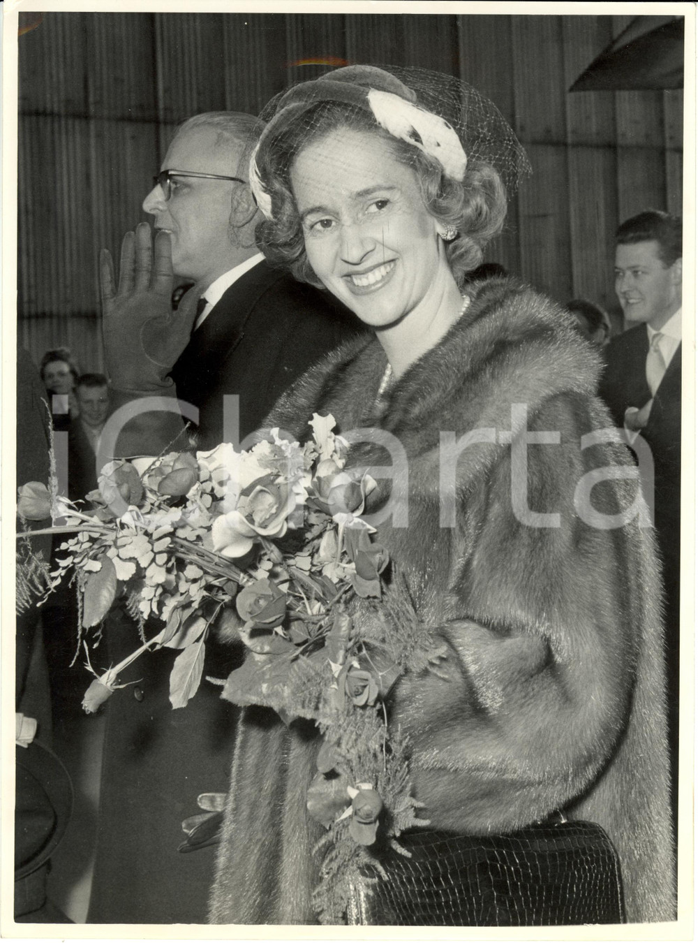Fotografia d epoca originale 1960 ca BELGIO Regina Fabiola con bouquet saluta i sudditi  Foto 1