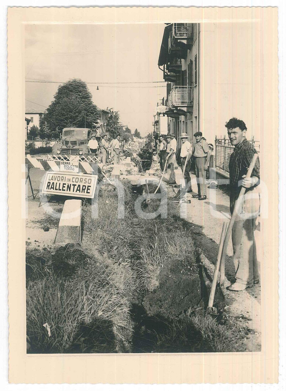 Fotografia d epoca originale 1960 ca BIELLA Cantiere stradale  Fotografia BINI animata operai 1 1