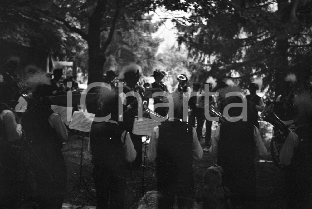 1947 TIRES (BOLZANO) la banda suona per sagra di paese NEGATIVO ORIGINALE 2 Negativo originale d'epoca in bianco e nero su pellicola.Per i diritti rivolgersi a ICharta.ICharta mette in vendita, sul negozio eBay e in esclusiva sul sito "icharta" il proprio archivio composto da numerose diapositive e negativi fotografici d'epoca, tutti originali e autentici.Si tratta di uno sguardo inedito sull'attualità, la politica, la vita quotidiana, il gossip e la cultura, che fotografa il cambiamento della nazione (e non solo) tra il 1890 ed il 1990 circa. Un'occasione unica per il mercato del collezionismo, che vede finalmente disponibile un archivio eccezionale per vastità, tematiche e condizioni, in un settore (il negativo fotografico e la diapositiva) di assoluta novità e dalle interessanti prospettive di investimento. CONDIZIONI:FAIR/discretoFORMATO: cm 6 x 9 originale e autentica 1