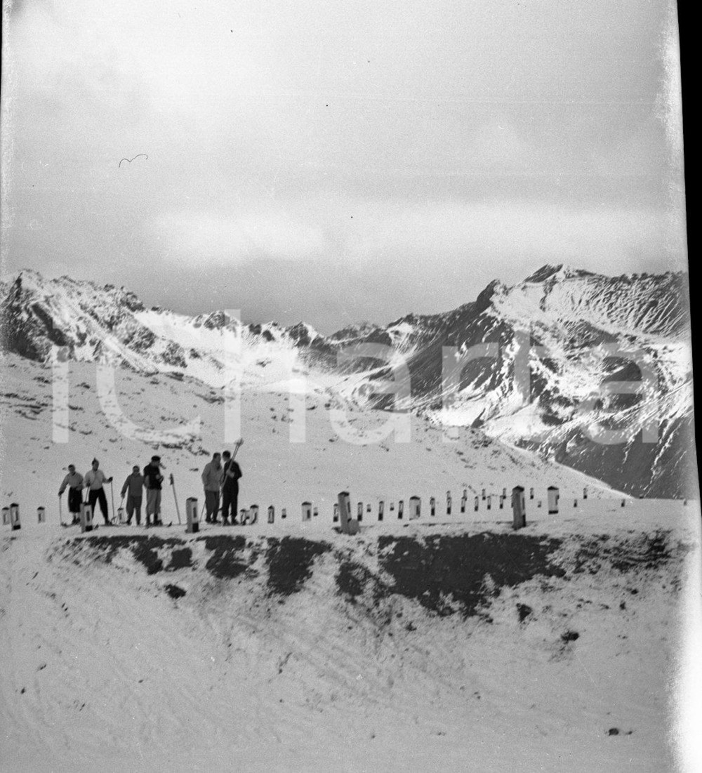 1938 PASSO DELLO STELVIO sciatori NEGATIVO ORIGINALE Negativo originale d'epoca in bianco e nero su pellicola.Per i diritti rivolgersi a ICharta.ICharta mette in vendita, sul negozio eBay e in esclusiva sul sito "icharta" il proprio archivio composto da numerose diapositive e negativi fotografici d'epoca, tutti originali e autentici.Si tratta di uno sguardo inedito sull'attualità, la politica, la vita quotidiana, il gossip e la cultura, che fotografa il cambiamento della nazione (e non solo) tra il 1890 ed il 1990 circa. Un'occasione unica per il mercato del collezionismo, che vede finalmente disponibile un archivio eccezionale per vastità, tematiche e condizioni, in un settore (il negativo fotografico e la diapositiva) di assoluta novità e dalle interessanti prospettive di investimento. CONDIZIONI:FAIR/discretoFORMATO: cm 6 x 4,5 originale e autentica 1