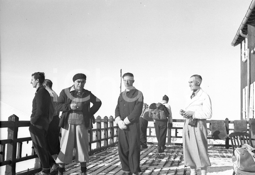 1938 STELVIO balconata del rifugio monte Livrio NEGATIVO ORIGINALE 2 Negativo originale d'epoca in bianco e nero su pellicola.Per i diritti rivolgersi a ICharta.ICharta mette in vendita, sul negozio eBay e in esclusiva sul sito "icharta" il proprio archivio composto da numerose diapositive e negativi fotografici d'epoca, tutti originali e autentici.Si tratta di uno sguardo inedito sull'attualità, la politica, la vita quotidiana, il gossip e la cultura, che fotografa il cambiamento della nazione (e non solo) tra il 1890 ed il 1990 circa. Un'occasione unica per il mercato del collezionismo, che vede finalmente disponibile un archivio eccezionale per vastità, tematiche e condizioni, in un settore (il negativo fotografico e la diapositiva) di assoluta novità e dalle interessanti prospettive di investimento. CONDIZIONI:FAIR/discretoFORMATO: cm 6 x 9 originale e autentica 1
