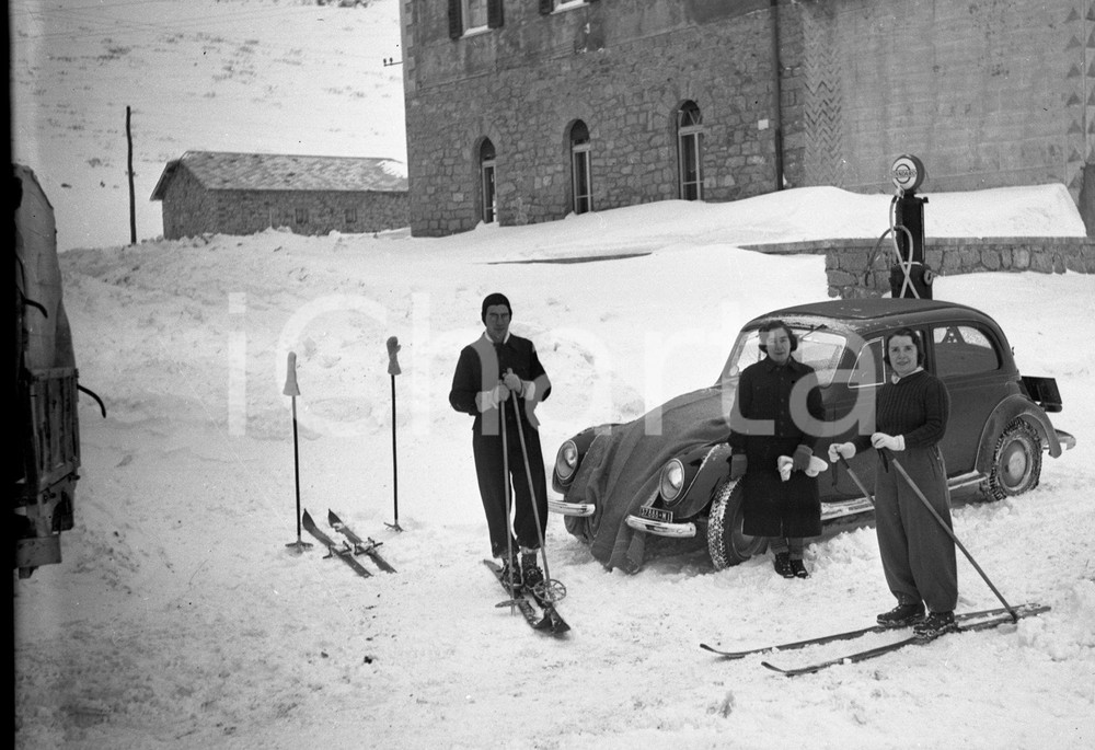 1937 PASSO DEL TONALE sciatori accanto a pompa di benzina NEGATIVO ORIGINALE 2 Negativo originale d'epoca in bianco e nero su pellicola.Per i diritti rivolgersi a ICharta.ICharta mette in vendita, sul negozio eBay e in esclusiva sul sito "icharta" il proprio archivio composto da numerose diapositive e negativi fotografici d'epoca, tutti originali e autentici.Si tratta di uno sguardo inedito sull'attualità, la politica, la vita quotidiana, il gossip e la cultura, che fotografa il cambiamento della nazione (e non solo) tra il 1890 ed il 1990 circa. Un'occasione unica per il mercato del collezionismo, che vede finalmente disponibile un archivio eccezionale per vastità, tematiche e condizioni, in un settore (il negativo fotografico e la diapositiva) di assoluta novità e dalle interessanti prospettive di investimento. CONDIZIONI:FAIR/discretoFORMATO: cm 6 x 9 originale e autentica 1