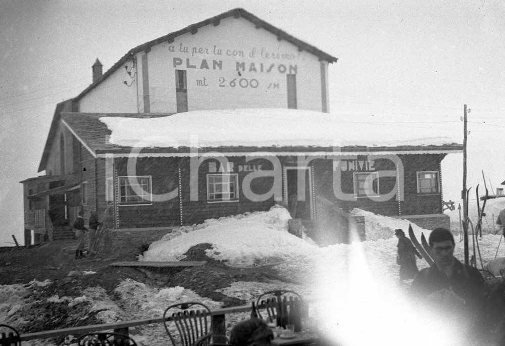 1940 ca CERVINIA Plan Maison bar della funivia NEGATIVO ORIGINALE Negativo originale d'epoca in bianco e nero su pellicola.Per i diritti rivolgersi a ICharta.ICharta mette in vendita, sul negozio eBay e in esclusiva sul sito "icharta" il proprio archivio composto da numerose diapositive e negativi fotografici d'epoca, tutti originali e autentici.Si tratta di uno sguardo inedito sull'attualità, la politica, la vita quotidiana, il gossip e la cultura, che fotografa il cambiamento della nazione (e non solo) tra il 1890 ed il 1990 circa. Un'occasione unica per il mercato del collezionismo, che vede finalmente disponibile un archivio eccezionale per vastità, tematiche e condizioni, in un settore (il negativo fotografico e la diapositiva) di assoluta novità e dalle interessanti prospettive di investimento. CONDIZIONI:FAIR/discreto Difetti allo scatto come da scansioneFORMATO: cm 6 x 9 originale e autentica 1