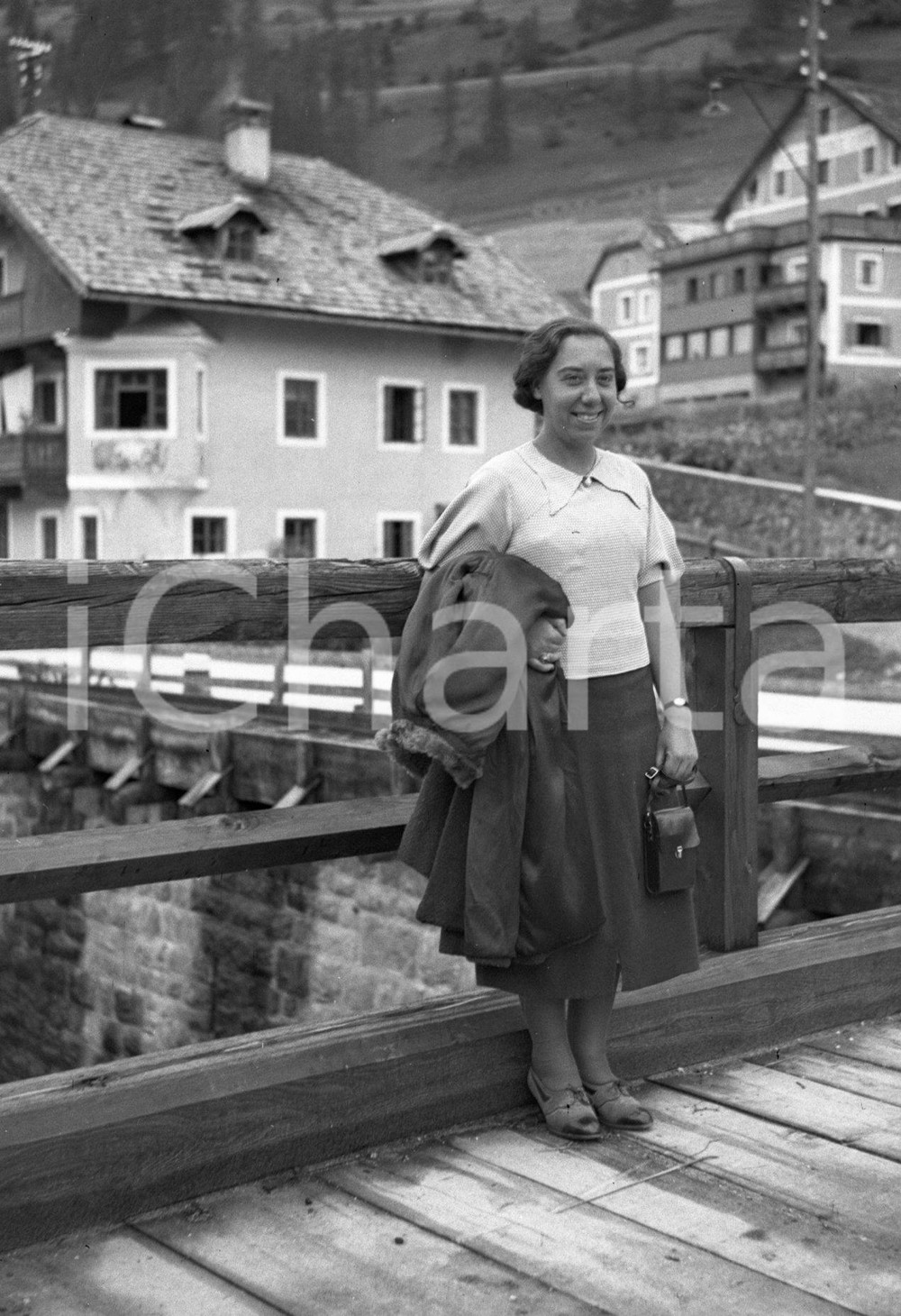 1940 ca SAN CANDIDO (BZ) ritratto su ponte del Rio Sesto NEGATIVO ORIGINALE Negativo originale d'epoca in bianco e nero su pellicola.Per i diritti rivolgersi a ICharta.ICharta mette in vendita, sul negozio eBay e in esclusiva sul sito "icharta" il proprio archivio composto da numerose diapositive e negativi fotografici d'epoca, tutti originali e autentici.Si tratta di uno sguardo inedito sull'attualità, la politica, la vita quotidiana, il gossip e la cultura, che fotografa il cambiamento della nazione (e non solo) tra il 1890 ed il 1990 circa. Un'occasione unica per il mercato del collezionismo, che vede finalmente disponibile un archivio eccezionale per vastità, tematiche e condizioni, in un settore (il negativo fotografico e la diapositiva) di assoluta novità e dalle interessanti prospettive di investimento. CONDIZIONI:FAIR/discretoFORMATO: cm 6 x 9 originale e autentica 1
