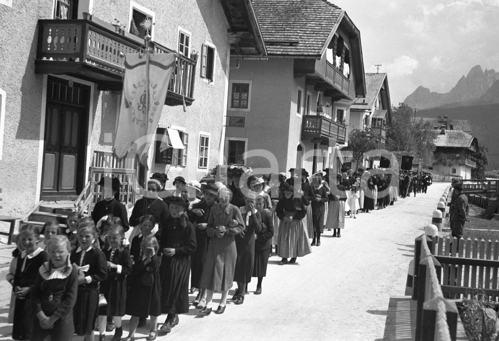 1940 ca San CANDIDO (Bolzano) processione NEGATIVO ORIGINALE Negativo originale d'epoca in bianco e nero su pellicola.Per i diritti rivolgersi a ICharta.ICharta mette in vendita, sul negozio eBay e in esclusiva sul sito "icharta" il proprio archivio composto da numerose diapositive e negativi fotografici d'epoca, tutti originali e autentici.Si tratta di uno sguardo inedito sull'attualità, la politica, la vita quotidiana, il gossip e la cultura, che fotografa il cambiamento della nazione (e non solo) tra il 1890 ed il 1990 circa. Un'occasione unica per il mercato del collezionismo, che vede finalmente disponibile un archivio eccezionale per vastità, tematiche e condizioni, in un settore (il negativo fotografico e la diapositiva) di assoluta novità e dalle interessanti prospettive di investimento. CONDIZIONI:FAIR/discretoFORMATO: cm 6 x 9 originale e autentica 1