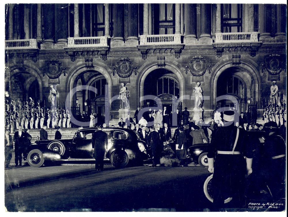 Fotografia d epoca originale 1960 ca PARIS Autorità all uscita da una serata all OPERA Foto R. LE DUC 1
