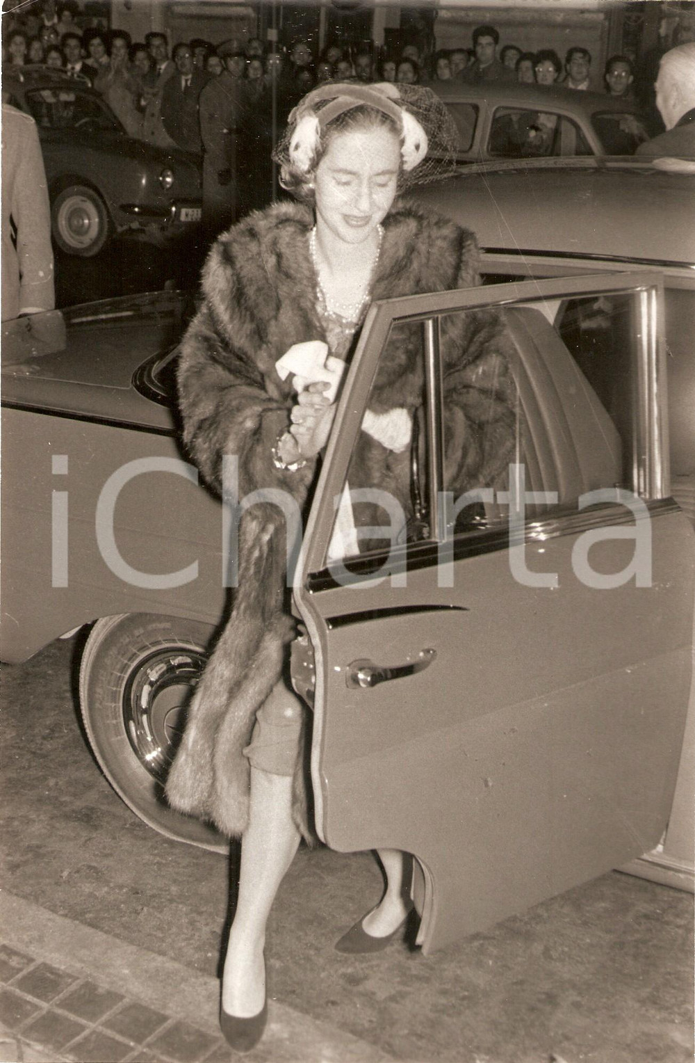 Fotografia d epoca originale 1960 MADRID Donna Fabiola MORA Y ARAGON arriva alla chiesa di SAN ANDRES 1 1