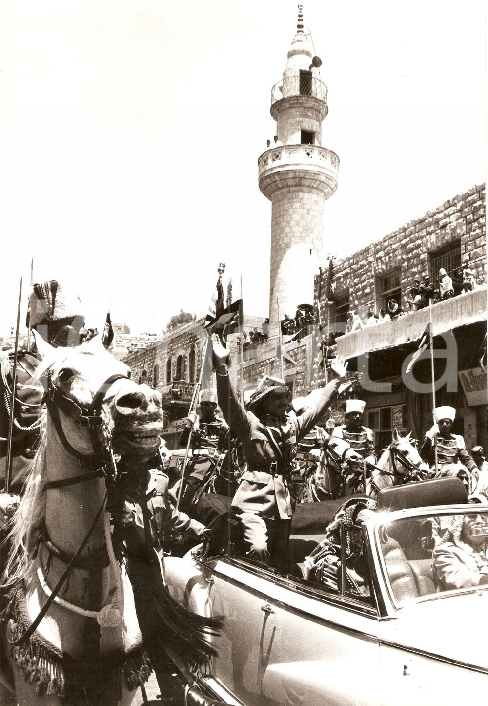 Fotografia d epoca originale 1965 ca AMMAN GIORDANIA Arrivo re HUSSEIN con i suoi aiutanti di campo 1