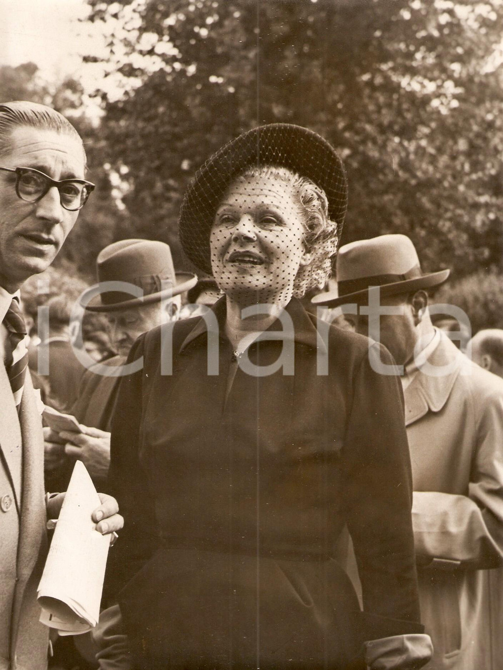 Fotografia d epoca originale 1950 ca DEAUVILLE Elvire POPESCO con veletta nera al Gran Prix di ippica 1