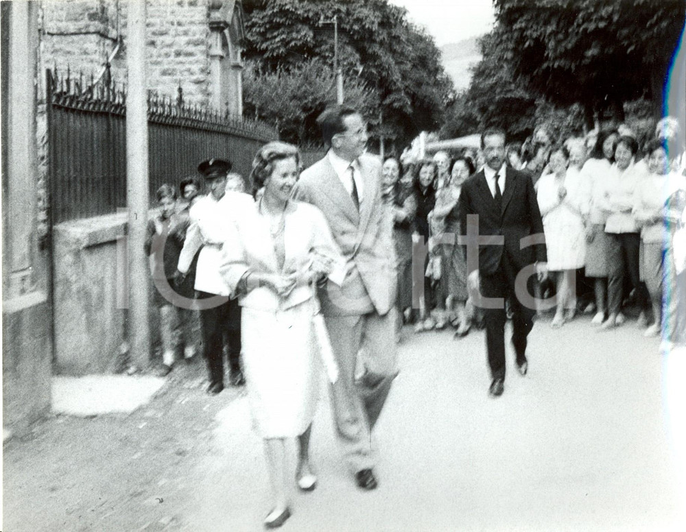 Fotografia d epoca originale 1960 ca ZARAUTZ SPAGNA Re BALDOVINO Fabiola del BELGIO  Folla 2 1