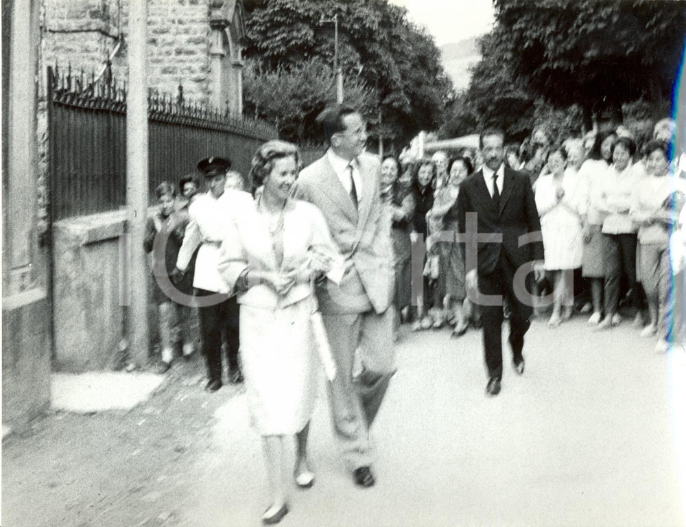 Fotografia d epoca originale 1960 ca ZARAUTZ SPAGNA Re BALDOVINO Fabiola del BELGIO  Folla 3 1