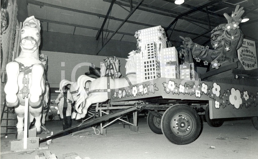 Fotografia d epoca originale 1979 BONN Carro per il carnevale preparato da volontari  Foto 2 1