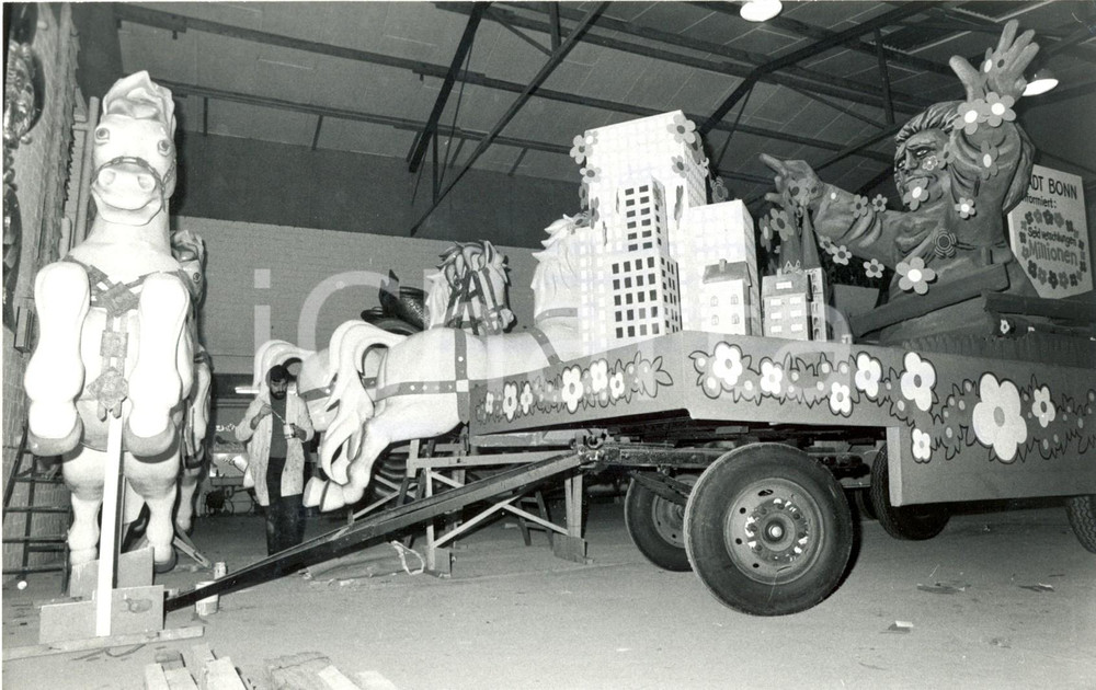 Fotografia d epoca originale 1979 BONN Carro per il carnevale preparato da volontari  Foto 3 1