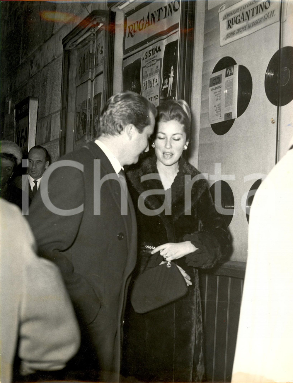 Fotografia d epoca originale 1960 ca ROMA Paola e Alberto di LIEGI al Teatro SISTINA  Locandina RUGANTINO 1