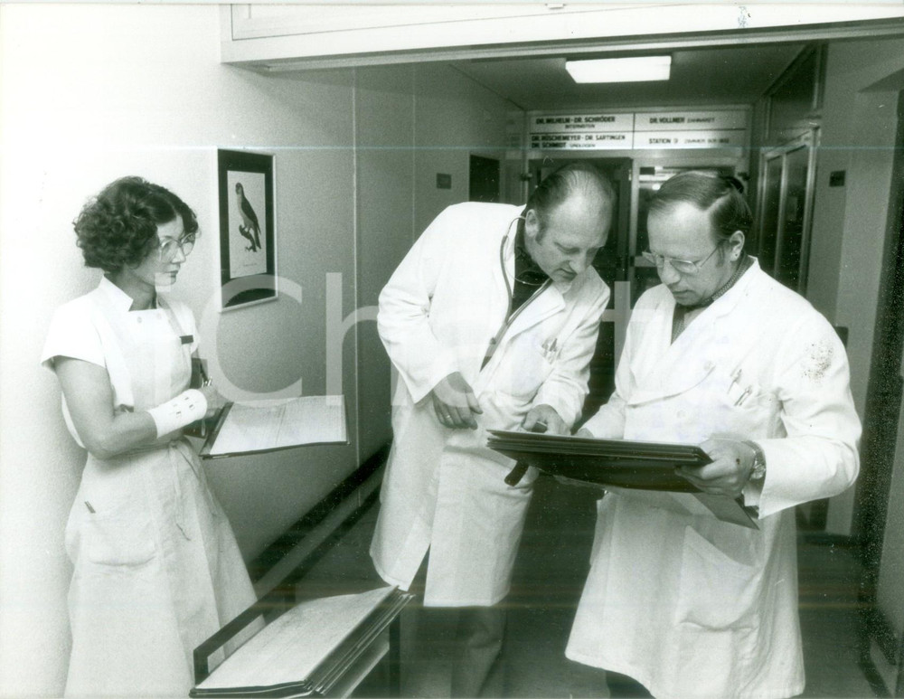 1981 OSNABRUCK Medici durante le visite alla PARACELSUS-KLINIK Fotografia FORMATO: cm 21 x 16 CONDIZIONI: GOOD   originale e autentica 1