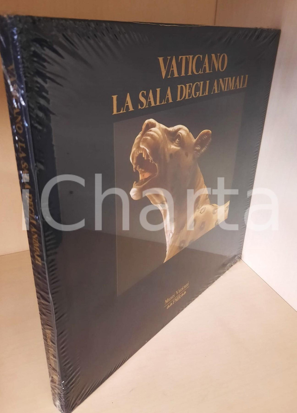 2003 VATICANO La sala degli animali - FMR Franco Maria Ricci Editore Legatura editoriale in seta nera con illustrazione applicata. Cofanetto rigido.Volume intonso, con cellophane originale.COLLANA: Musei VaticaniEDITORE: Franco Maria Ricci EditorePAGINE: 166 CONDIZIONI:FAIR/discreto lievi macchie in trasparenza al cofanettoFORMATO: 30x30 cm (volume); 32x32 cm (cofanetto) originale e autentica 1