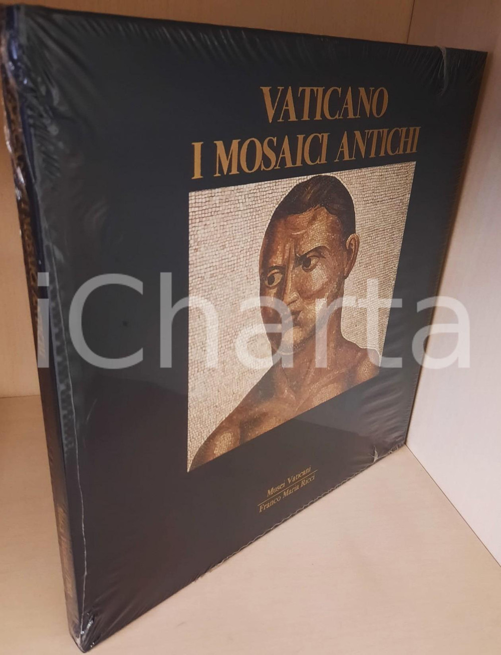 2002 VATICANO I mosaici antichi - FMR Franco Maria Ricci Editore Legatura editoriale in seta nera con illustrazione applicata. Cofanetto rigido.Volume intonso, con cellophane originale.COLLANA: Musei VaticaniEDITORE: Franco Maria Ricci Editore CONDIZIONI:GOOD/buonoFORMATO: 30x30 cm (volume); 32x32 cm (cofanetto) originale e autentica 1