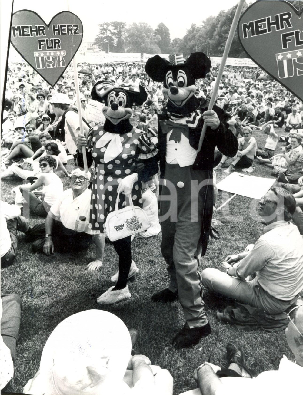 Fotografia d epoca originale 1982 BONN Mickey Mouse e Minnie manifestano per gli USA Fotografia 2 1