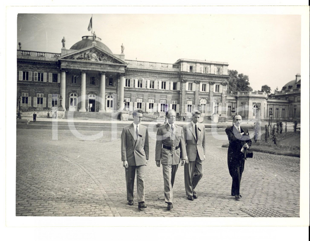 Fotografia d epoca originale 1950 ca BRUXELLES Palazzo Reale   Leopoldo III e i figli Baldovino e Alberto 2 1