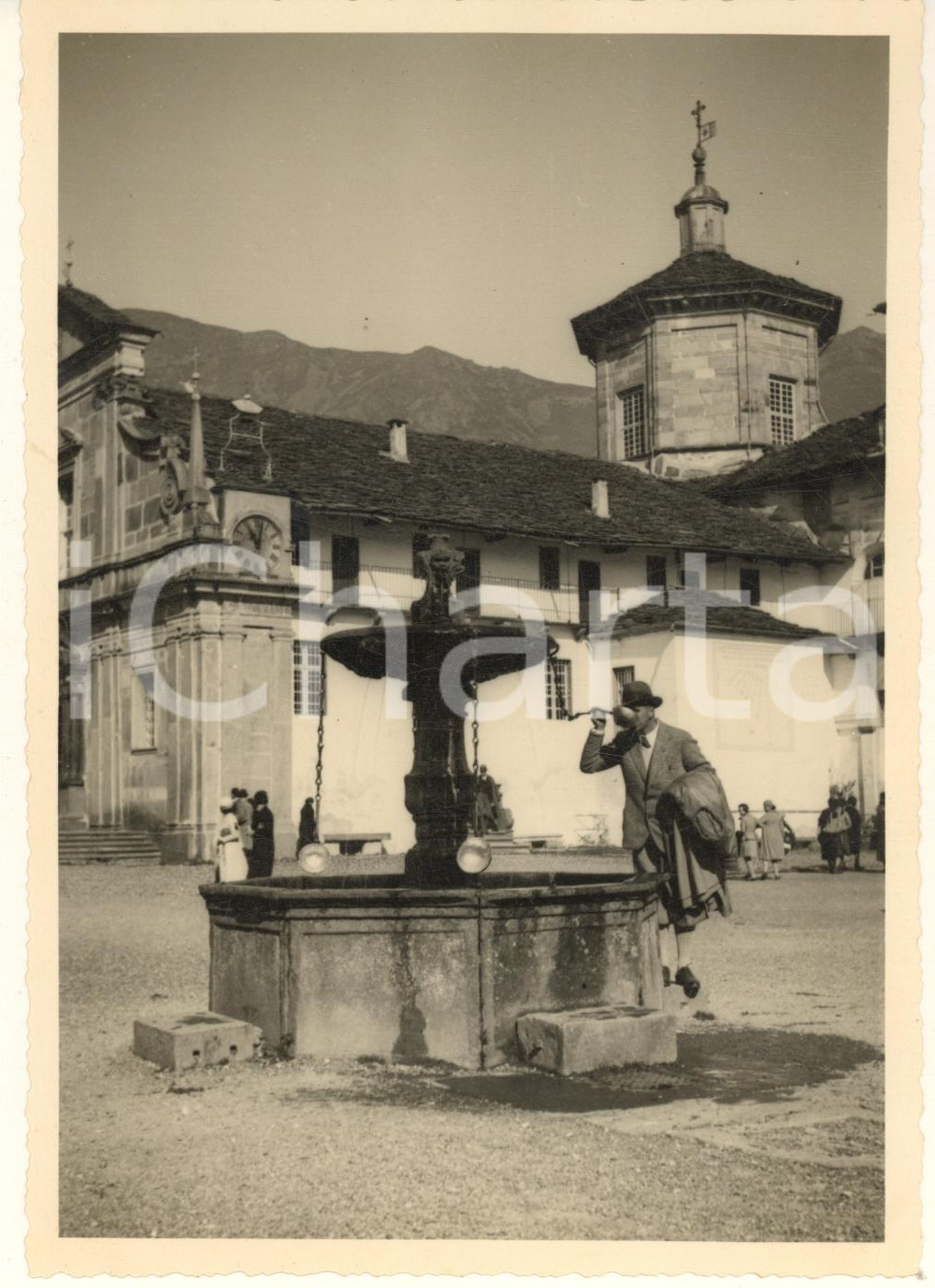 1934 OROPA (BI) Fontana del Santuario *Foto animata Ettore TOGNAZZI 13x17 cm Fotografia originale d'epoca, con luogo e data manoscritte al verso e firma "Ettore Tognazzi". CONDIZIONI:GOOD/buonoFORMATO: 13x17 cm originale e autentica 1