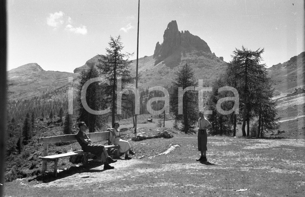 1940 ca CORTINA sotto il Becco di Mezzodì NEGATIVO ORIGINALE Negativo originale d'epoca in bianco e nero su pellicola.Per i diritti rivolgersi a ICharta.ICharta mette in vendita, sul negozio eBay e in esclusiva sul sito "icharta" il proprio archivio composto da numerose diapositive e negativi fotografici d'epoca, tutti originali e autentici.Si tratta di uno sguardo inedito sull'attualità, la politica, la vita quotidiana, il gossip e la cultura, che fotografa il cambiamento della nazione (e non solo) tra il 1890 ed il 1990 circa. Un'occasione unica per il mercato del collezionismo, che vede finalmente disponibile un archivio eccezionale per vastità, tematiche e condizioni, in un settore (il negativo fotografico e la diapositiva) di assoluta novità e dalle interessanti prospettive di investimento. CONDIZIONI:FAIR/discretoFORMATO: cm 6 x 9 originale e autentica 1