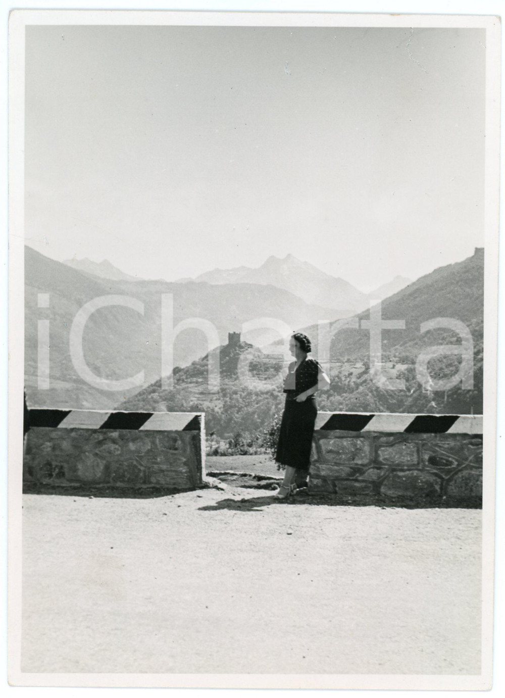 Fotografia d epoca originale 1935 CHATILLON AO Turista in posa con Castello di USSEL Foto 12x17 cm 1